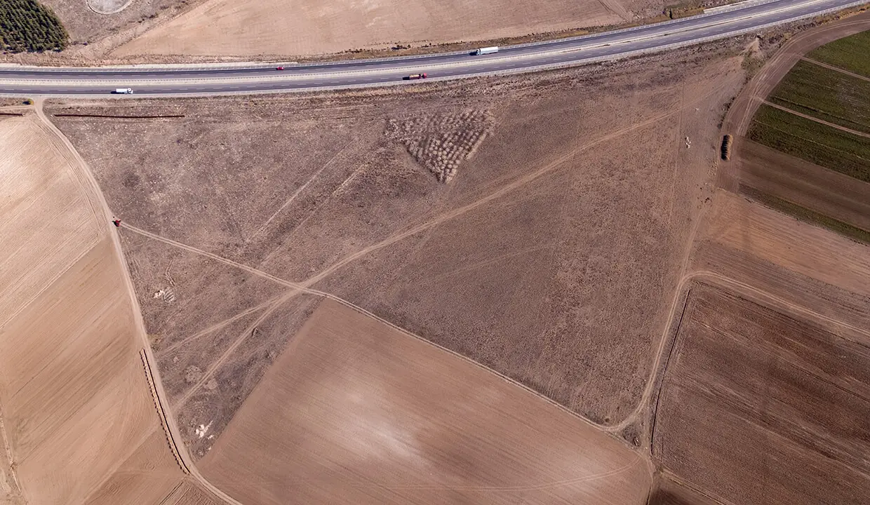 Konya yolu boyunca uzanan arazi cephesinin kuşbakışı görünümü