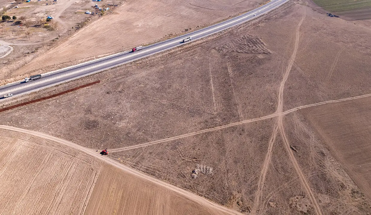 Yol cephesi ve arazi içindeki toprak yolların yukarıdan görünümü